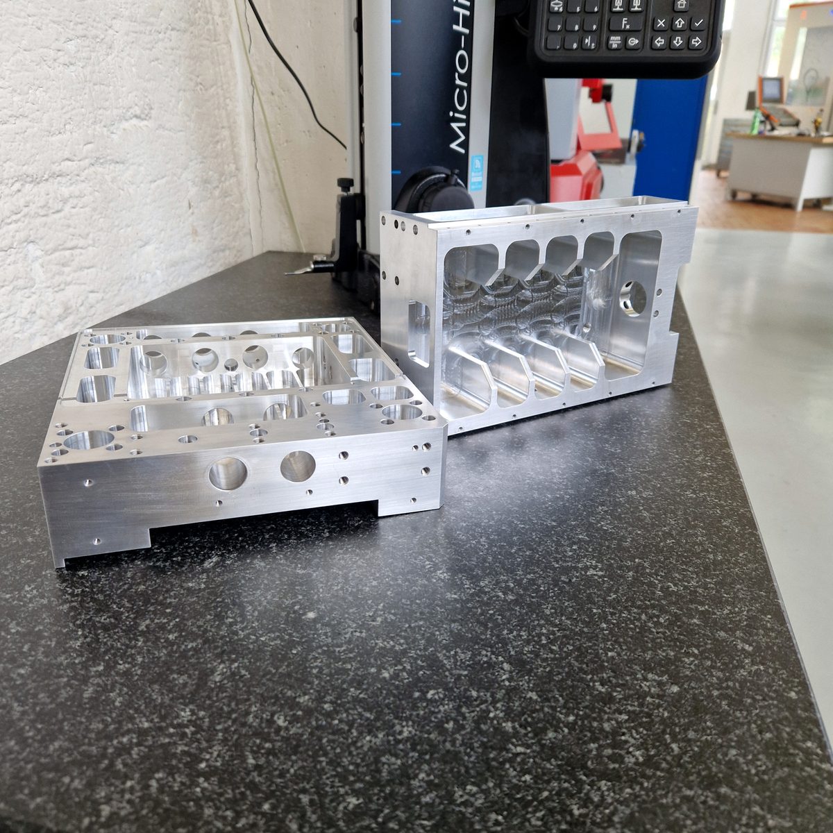 Zwei grosse gefräste Aluminium-Gehäuse auf dem Granit-Messtisch