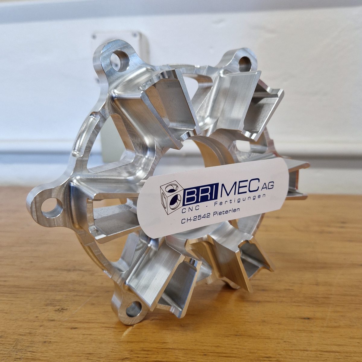 Sternförmiges Aluminium-Bauteil, aus dem Vollen gefräst, mit Brimec-Etikett